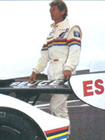 J.-P. Jabouille derrière la 905 Peugeot - Source : Auto Hebdo n°735 11 juillet 1990 