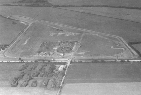 Vue aérienne du Motor Stadium en 1961