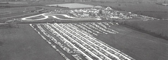 Vue du nouveau parking géant aménagé dans la prairie sous le circuit en 1984